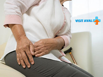 عصب سیاتیک تحت فشار می‌تواند علائمی از جمله درد در باسن و پشت ساق پا را ایجاد کند.