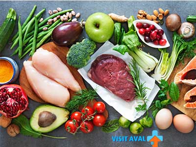 رژیم غذایی مناسب برای مدیریت روماتیسم مفصلی (آرتریت روماتوئید) شامل مصرف مواد غذایی ضد التهابی مانند ماهی، میوه‌ها و سبزیجات فیبری می‌باشد.