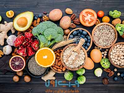 یک رژیم غذایی برای درمان آرتروز زانو باید غنی از آنتی‌اکسیدان‌ها و اسیدهای چرب امگا-3 باشد تا با کاهش التهاب، درد و سفتی مفاصل را بهبود بخشد.