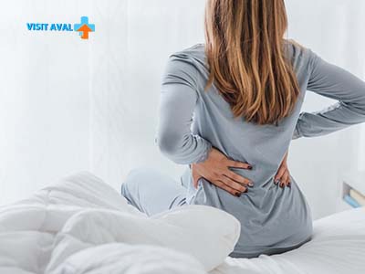 روماتیسم ستون فقرات معمولاً با ترکیبی از داروهای ضدالتهابی، فیزیوتراپی و تغییرات در سبک زندگی درمان می‌شود تا درد و سفتی کاهش یابد.