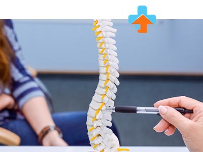 علت ایجاد کیست سینوویال کمر معمولاً به دلیل التهاب یا فشار مداوم بر مفاصل ستون فقرات در اثر آرتروز یا آسیب‌های تکراری است.