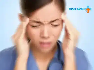 علائم یا نشانه‌های میگرن شامل سردرد شدید یک‌طرفه، حساسیت به نور و صدا، تهوع و در برخی موارد اختلالات بینایی مانند دیدن نقاط نورانی یا تاری دید است.