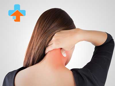 علائم ابتلا به دیسک گردن می‌تواند شامل درد گردن شدید، ضعف در دست‌ها و کاهش حرکت گردن باشد.