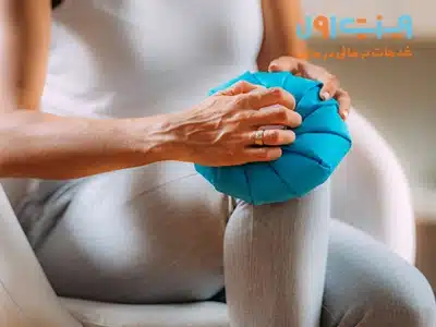 برای درمان خانگی درد پشت زانو، استفاده از کمپرس سرد و گرم همراه با استراحت می‌تواند به کاهش التهاب و تسکین درد کمک کند.