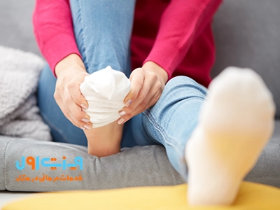 یکی از شایع‌ترین علت‌های سردی پاها در زنان، تغییرات هورمونی به‌ویژه در دوران قاعدگی یا بارداری است که می‌تواند بر گردش خون تأثیر بگذارد.