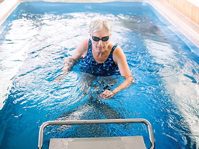 Hydrotherapy-for-knee- آب درمانی برای زانو